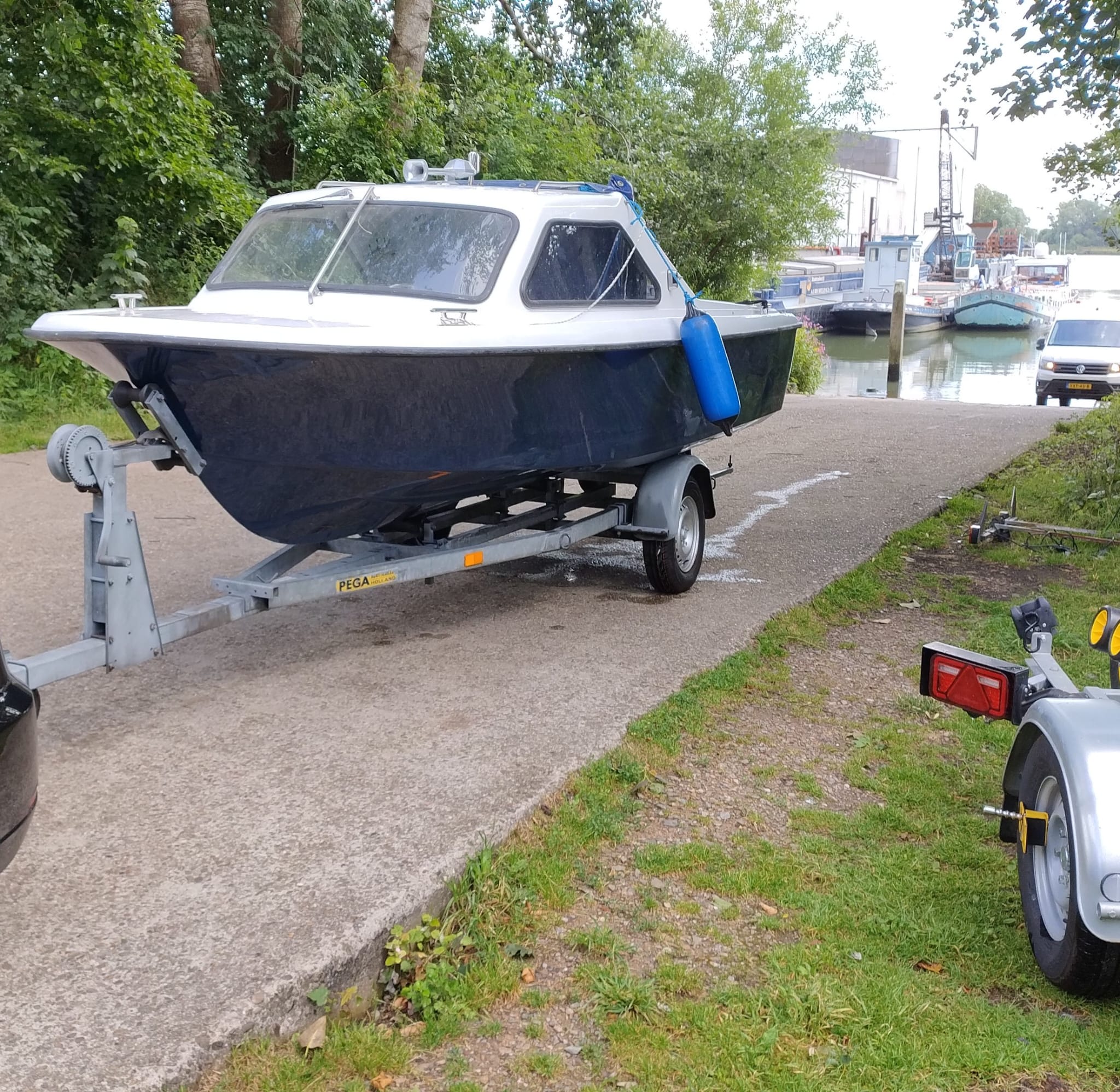 Familiekajuitboot (op trailer)